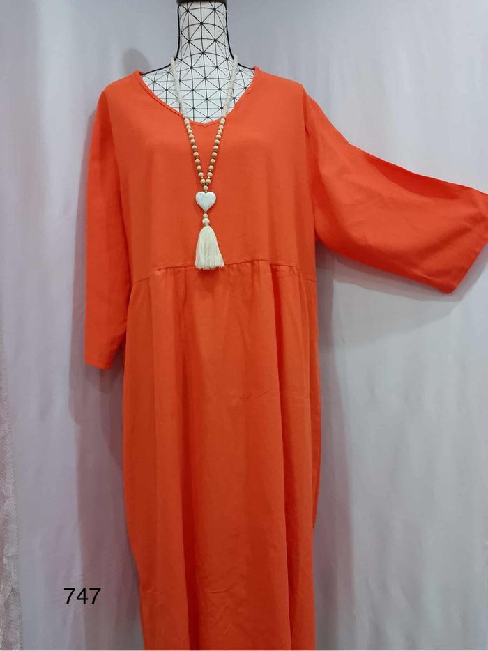 Robe longue élégante corail grande taille 52 col V, coupe fluide, parfaite pour toutes les occasions