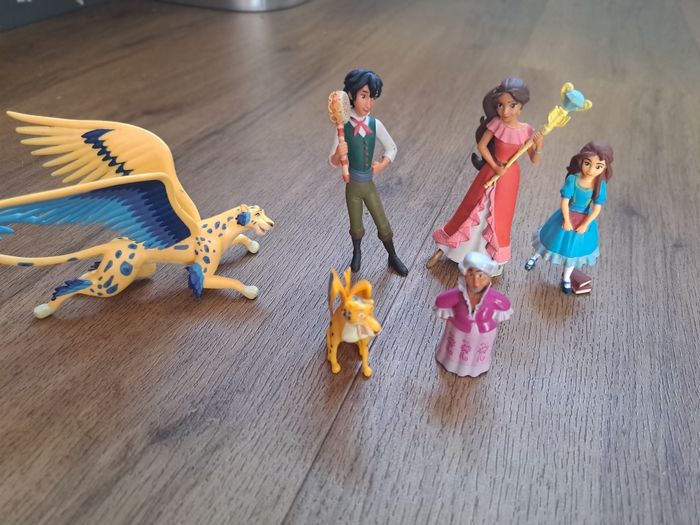 Lot figurine elena d'avalor