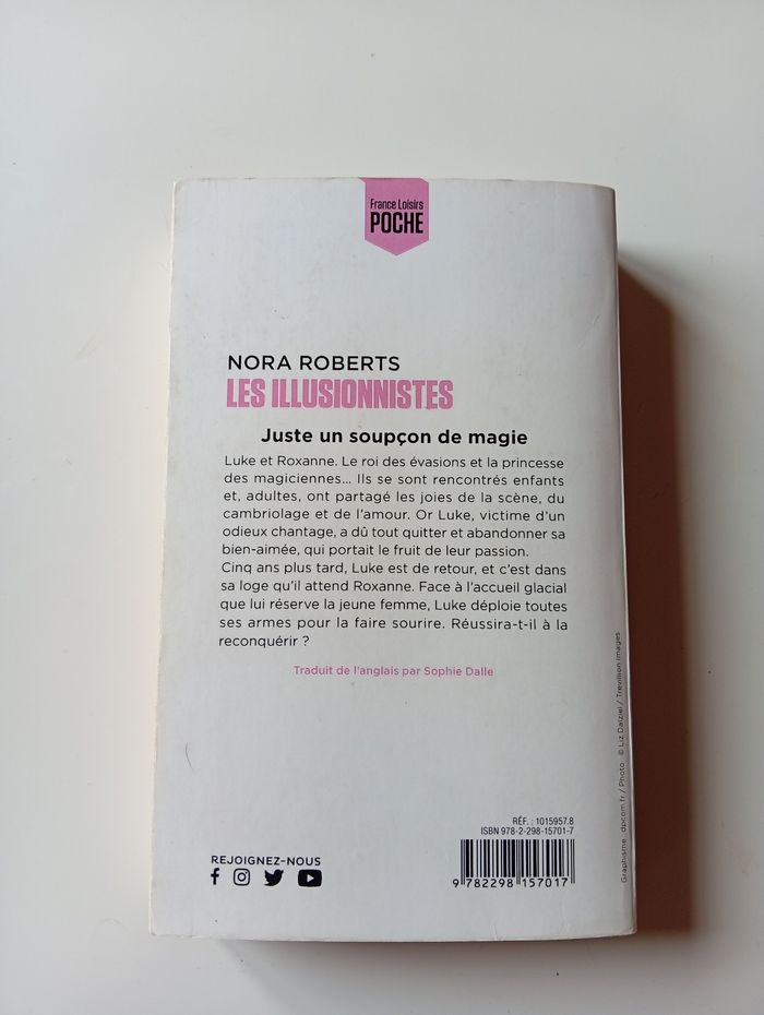 Livre les illusionnistes de nora roberts - photo numéro 2