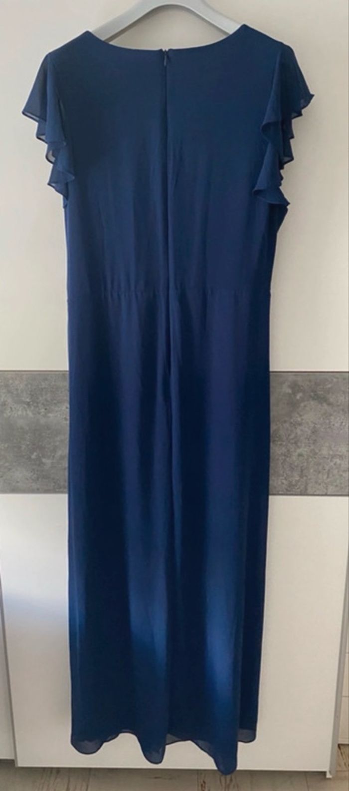 Robe longue à volant et manche évasée  - TFNC Plus  - Asos - photo numéro 8