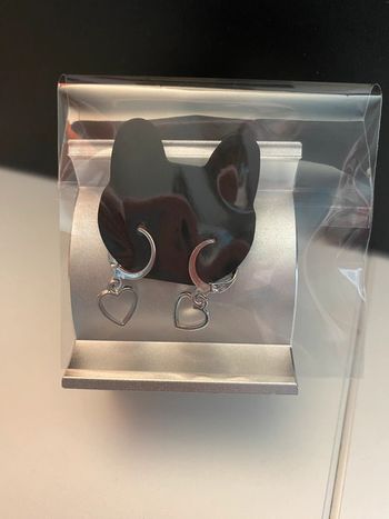 Idée cadeau Noël - Très jolies boucles d’oreille cœur argenté