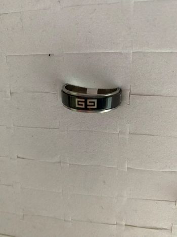 Idée cadeau Noël - très jolie bague argentée et noir clé grecque