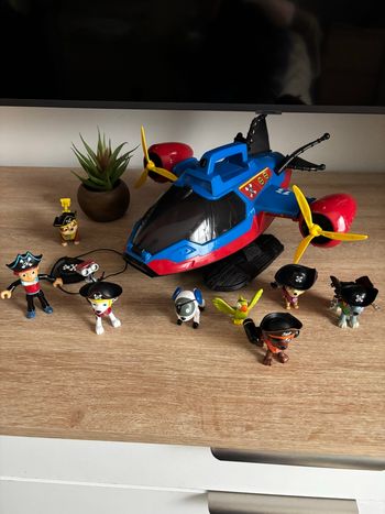 Lot avion patrouilleur pirate et 7 figurines pirates pat patrouille 