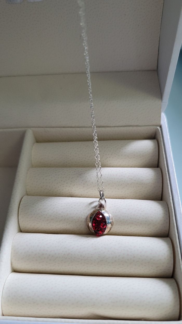 Collier avec une genade