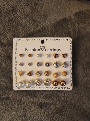 Plaquette de 12 paires de boucles d'oreilles