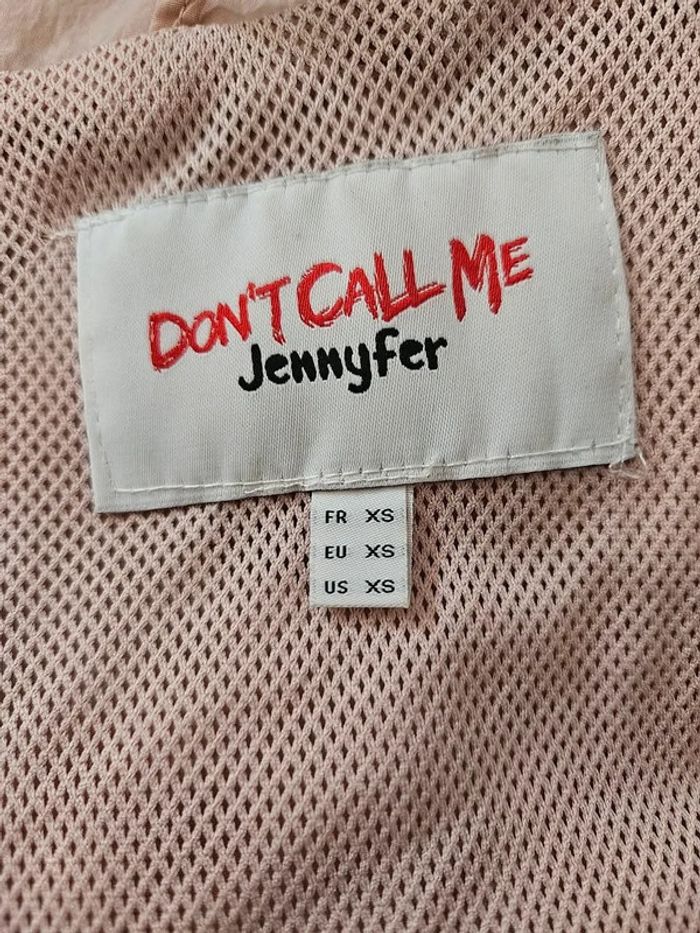 Veste imperméable, à capuche, manches
longues. Avec 2 poches.
Don't call me. Jennyfer.
Taille :XS - photo numéro 14