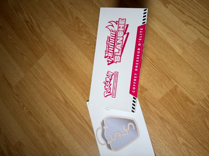 ETB Pokémon, Flamme blanche, EV10.5 en français - photo numéro 2