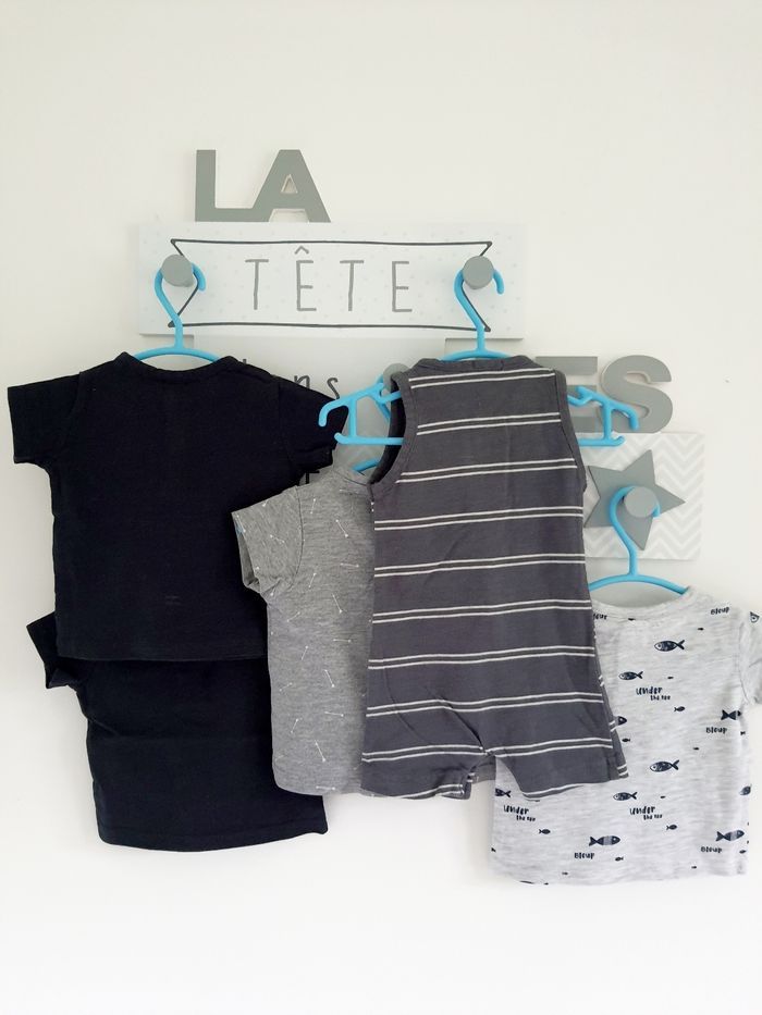 4 tee-shirts (dont 2 identiques) + 1 barboteuse Kiabi - photo numéro 2