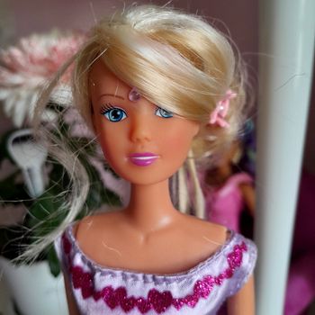 barbie simba en robe rose et chignon
