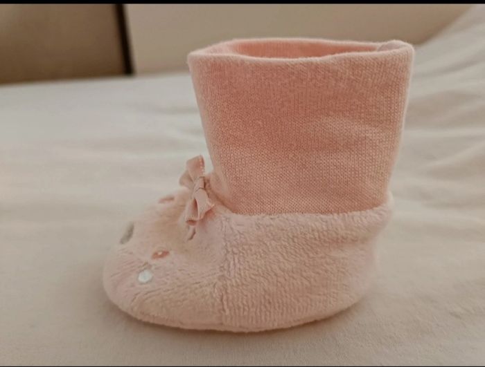 Chaussons en velours avec petit nœud pour bébé fille - photo numéro 3