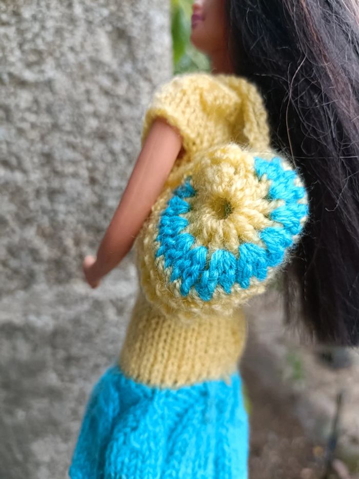 Robe jaune et bleu avec sac en crochet pour barbie - photo numéro 5