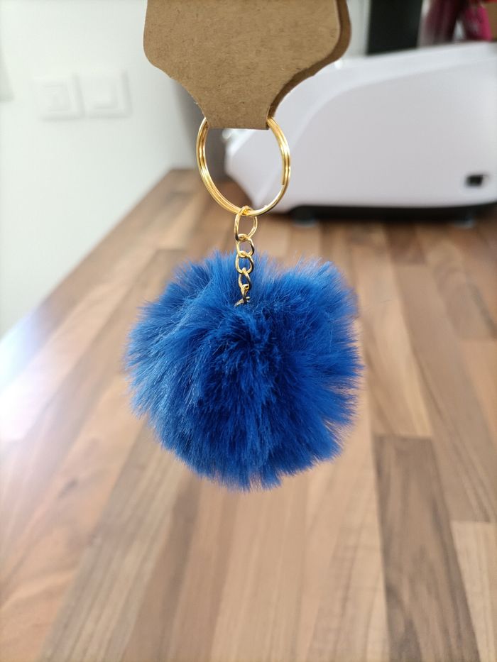 Porte clé pompom bleu foncé - photo numéro 2