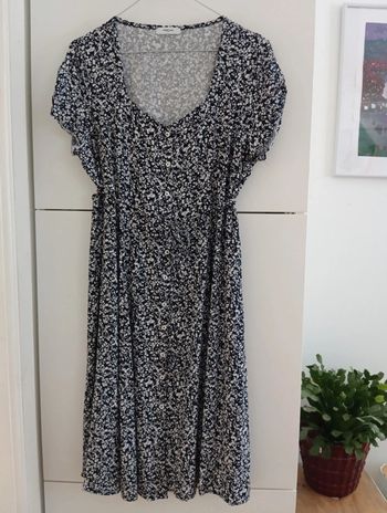 Robe vintage boutonnée noire à propos fleurs blanches