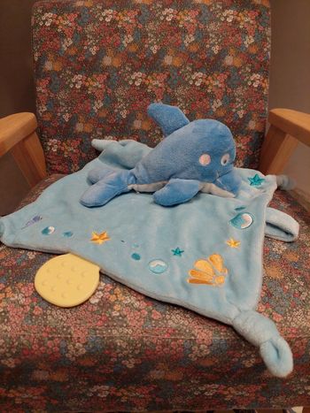 #06 Mots d'enfants - doudou carré dauphin bleu