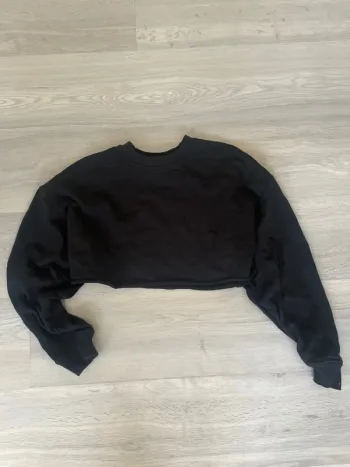 Pull court noir Bershka