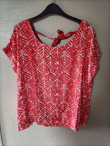 Tshirt motif fleur / feuille blanc et rouge