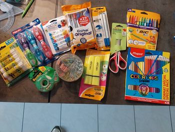 Lot de fournitures scolaires