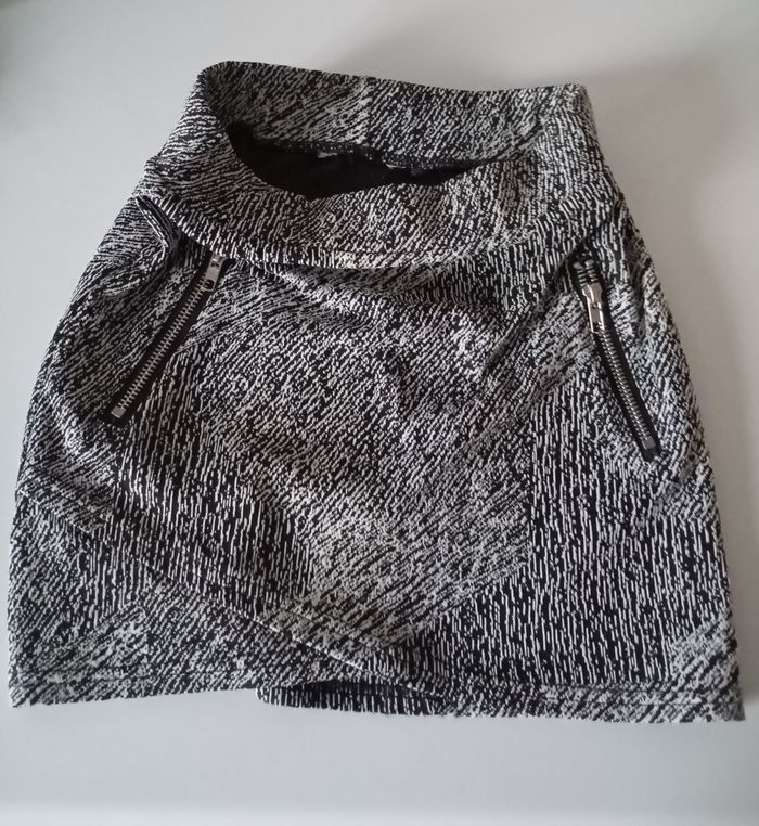Jupe courte fille 6/8/10 ans .Noir et blanc strié . Coton polyester élasthanne . Parfait état - photo numéro 3