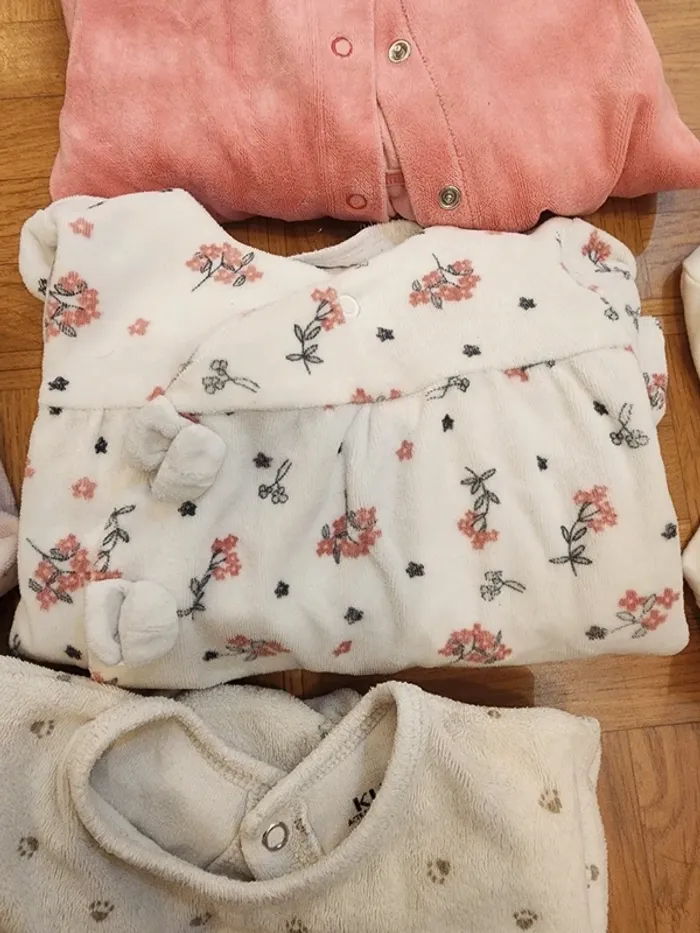 Lot de pyjama taille 12 mois et 3 body - photo numéro 7