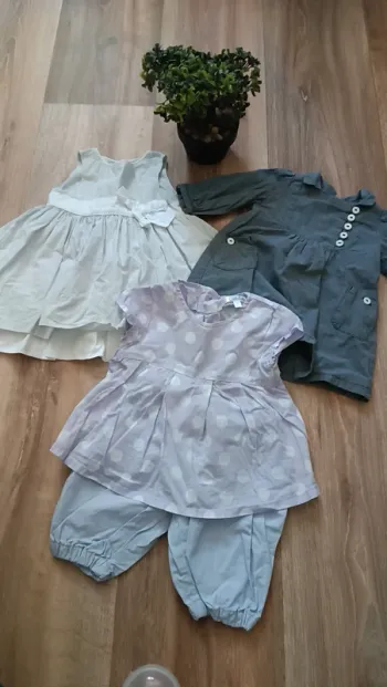 Lot 2 robes et 1 ensemble.