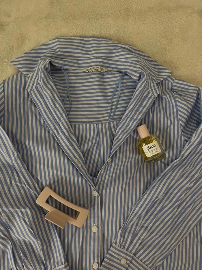 chemise rayure bleu clair et blanc stradivarius