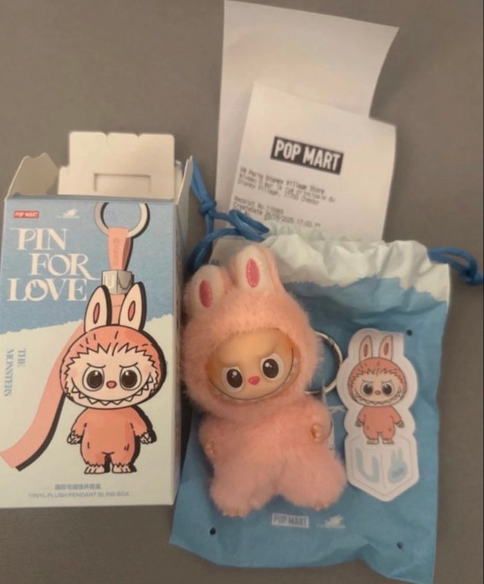 Popmart - labubu pin for love - original - Lettre u - photo numéro 3