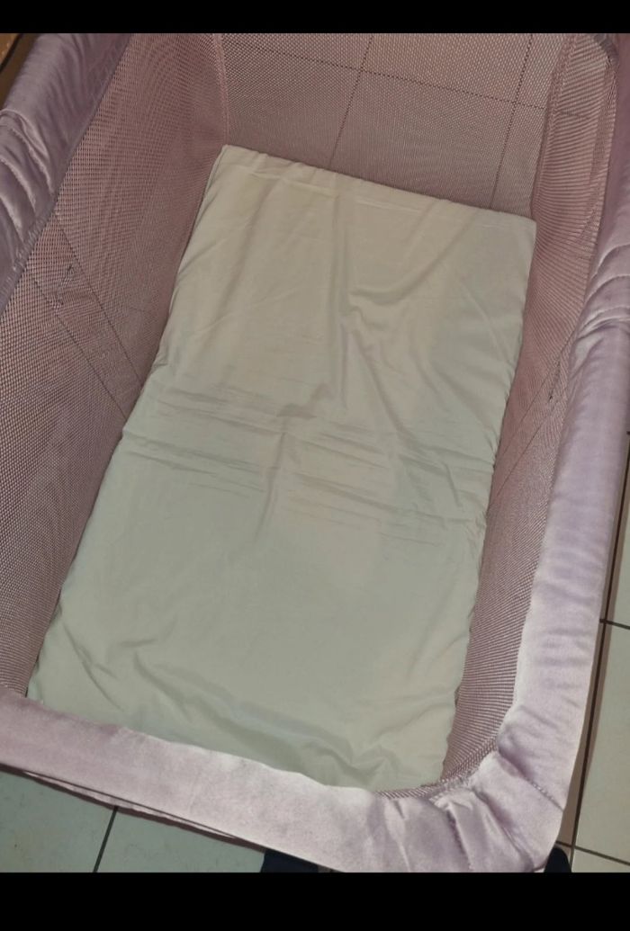 Lit babybjorn rose proche du neuf - photo numéro 3