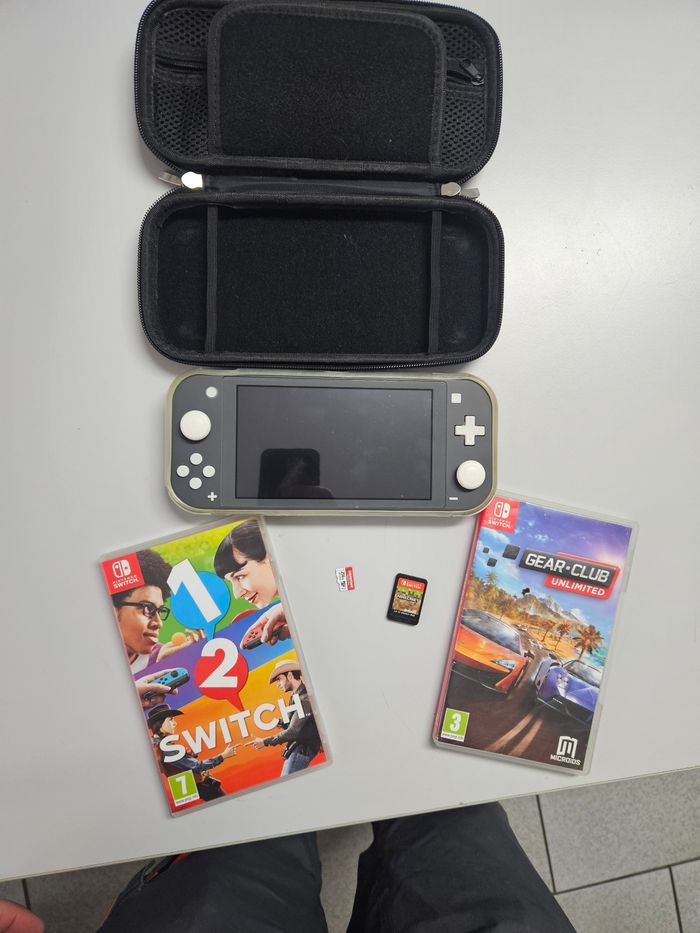 Switch lite noir parfait état avec 3 jeu et une carte sd 128 gb