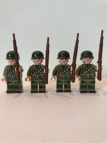 Figurine type lego 4 GI américains 2ème guerre mondiale. Soldats
