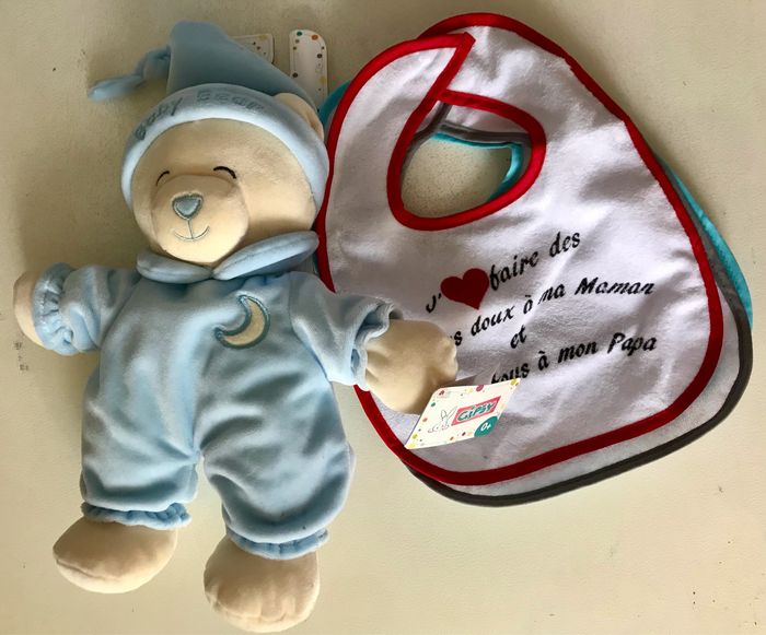 1 nounours et 3 bavoirs - photo numéro 1