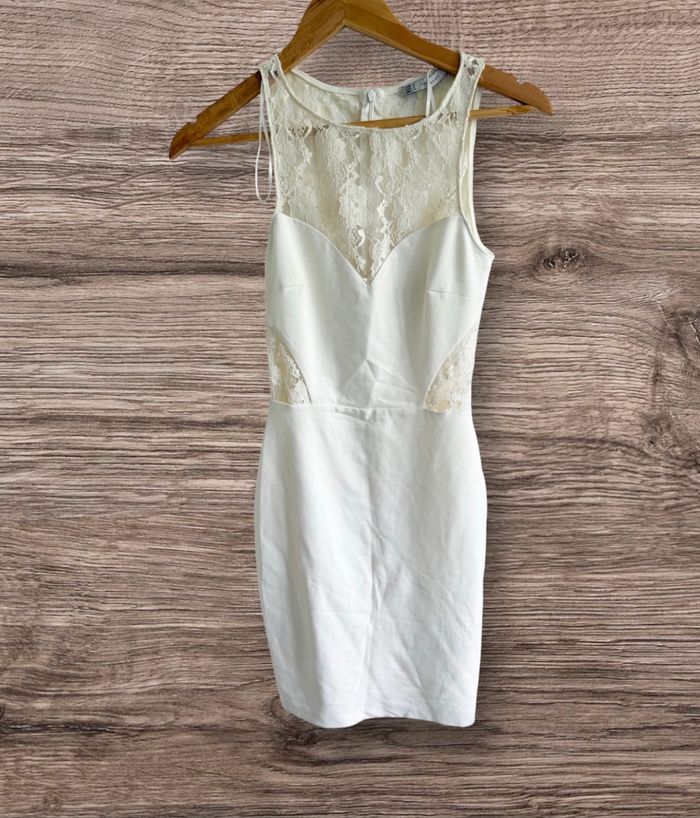 Robe chic élégante moulante sans manches blanche avec dentelle crème Zara trafaluc taille 36 S