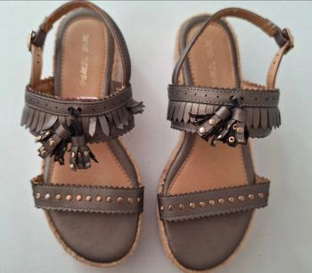 Sandales plates à pompons grises et dorées