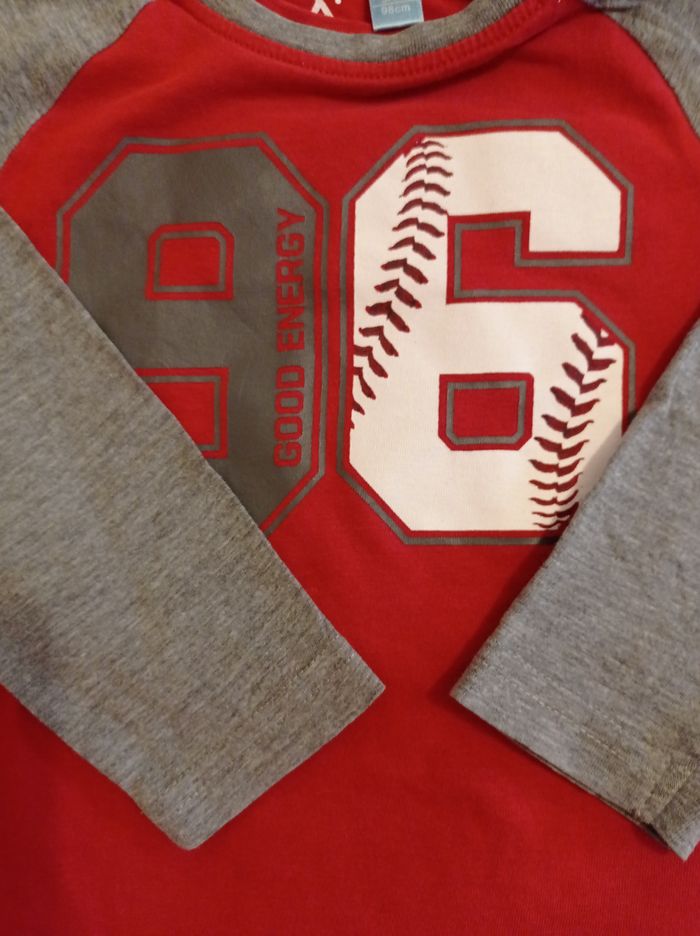 Manches longues avec devant marquer 96 en gros chiffre devant le pull marque Okaïdi âge 3 ans 98 cm couleur rouge et gris - photo numéro 5