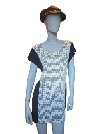 Robe noire et blanche