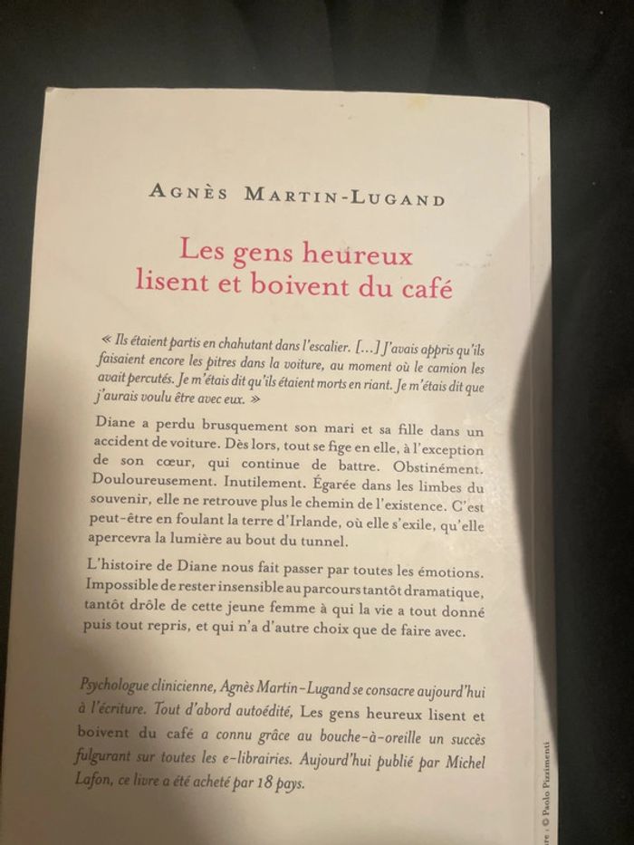 Les gens heureux lisent et boivent du café - photo numéro 2