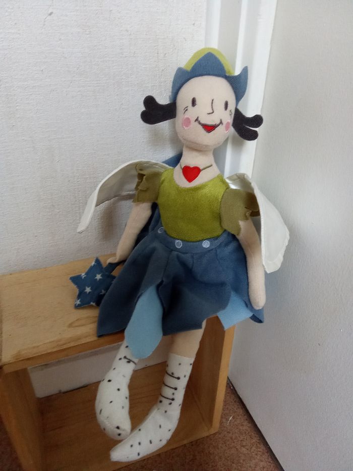doudou poupée, fée, marque  ikea, corps souple, collier coeur rouge, ailes blanches, étoile bleue pois blancs dans la main, robe bleue, pull bonnet vert - photo numéro 3
