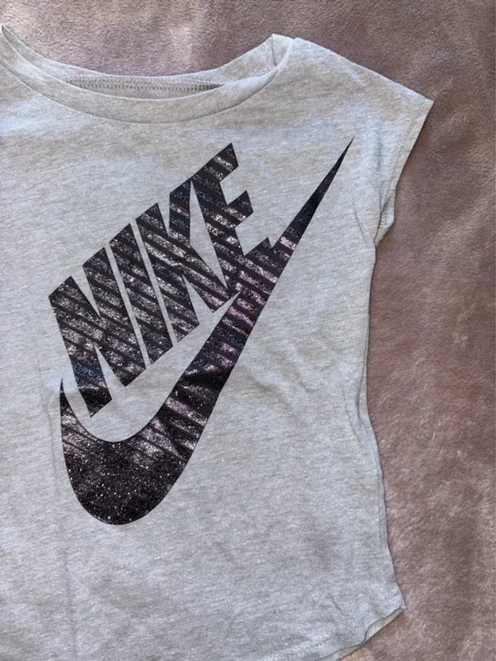 T-shirt Nike fille taille 24 mois gris en très bon état. - photo numéro 3