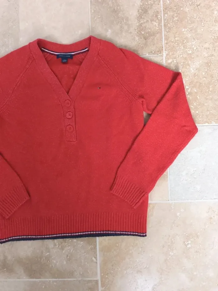 Joli pull rouge col V bouton femme Tommy Hilfiger avec logoo chic comme neuf S selon mesures - photo numéro 3