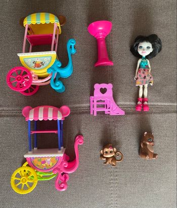 Lot Enchantimals avec stand