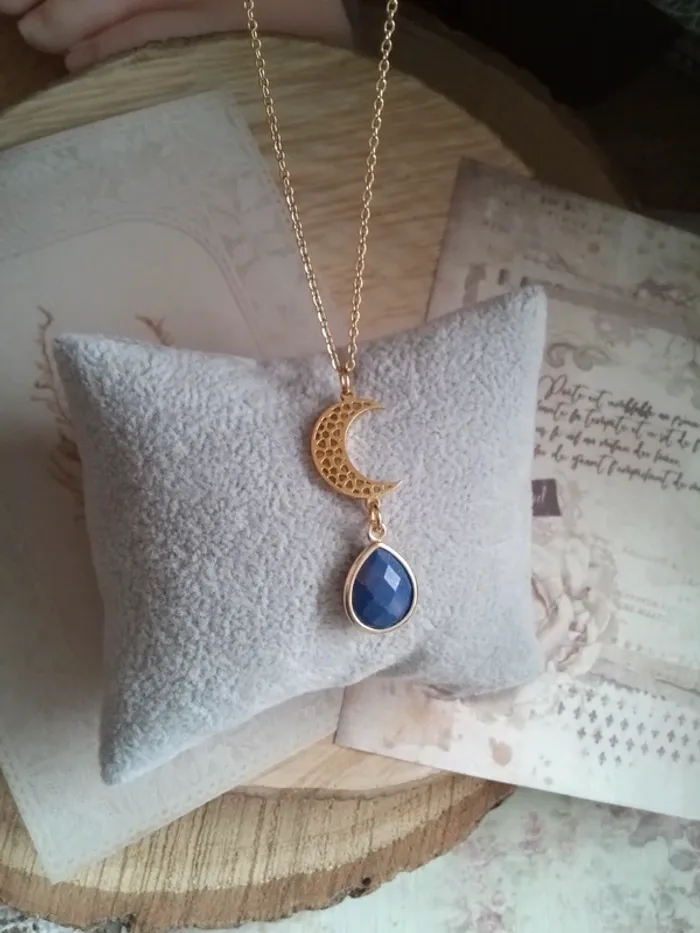 Collier lune filigranée et pierre naturelle de lapis lazuli