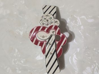 Belle barrette vintage à rayures.