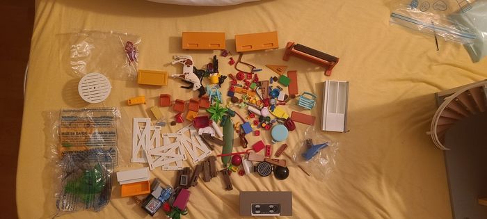 Maison de playmobile et divers accessoires - photo numéro 3