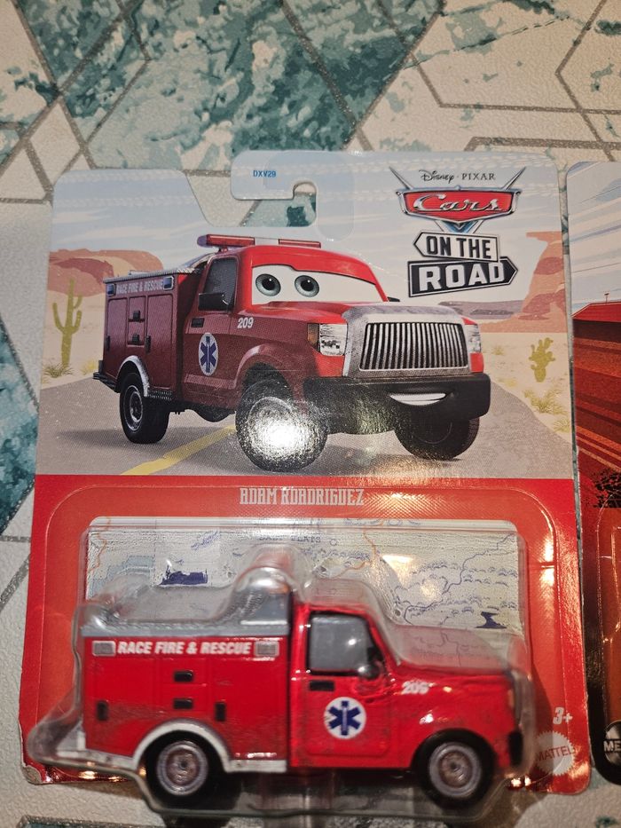 2 voitures cars Mattel neuves rare série spéciale - photo numéro 3