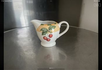 Petit pot a lait porcelaine Churchill  motifs fruits