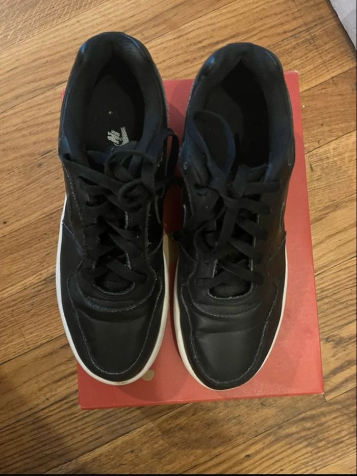 Basket Nike cuir taille 40,5  Très bon état - photo numéro 3