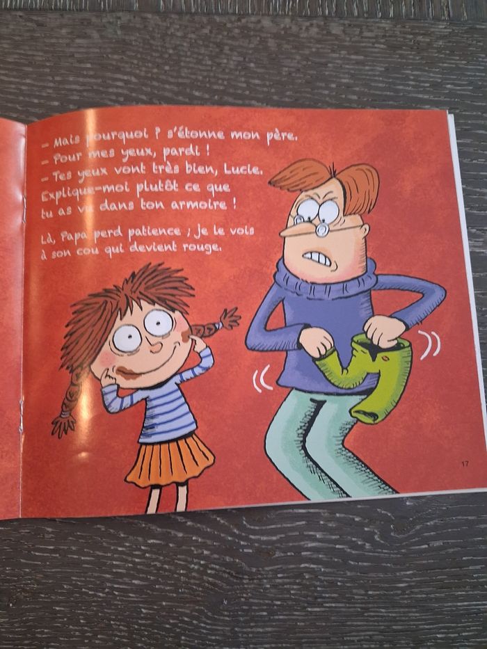Livre enfant L'incroyable histoire du trou dans mon pull bleu ciel - photo numéro 2