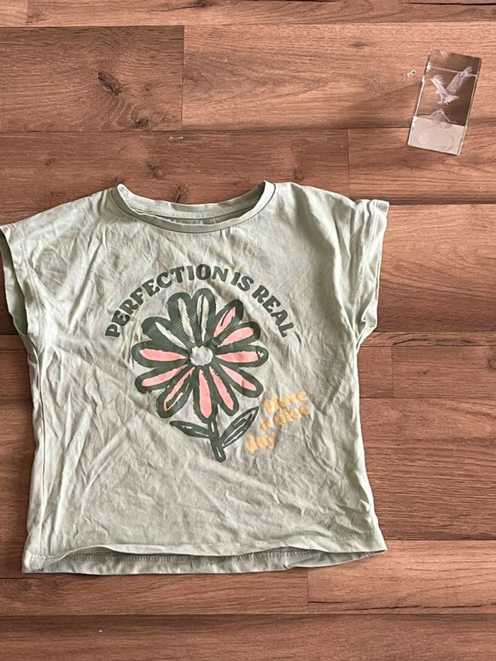 Je vend un le lot de 6 tee shirt filles taille 4 ans très bon état - photo numéro 4