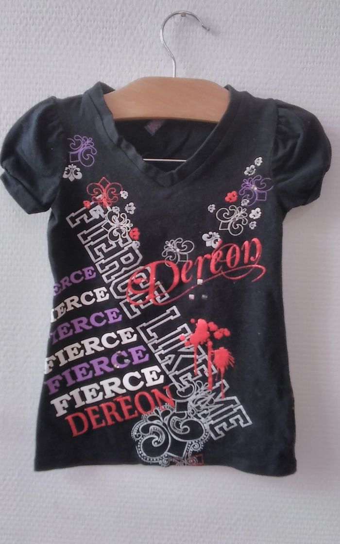 T-shirt noir avec inscriptions . Marque: Deréon