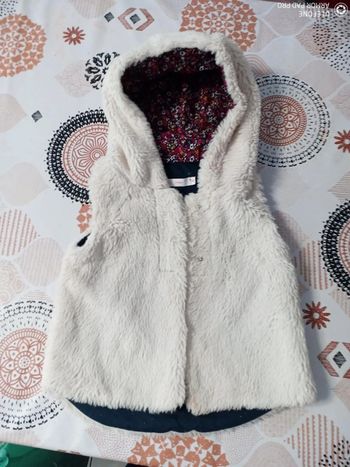 Gilet sans manches et capuche