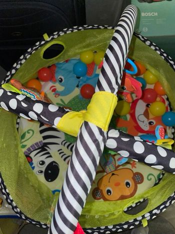 Tapis d’éveil, piscine à balles et mobile 